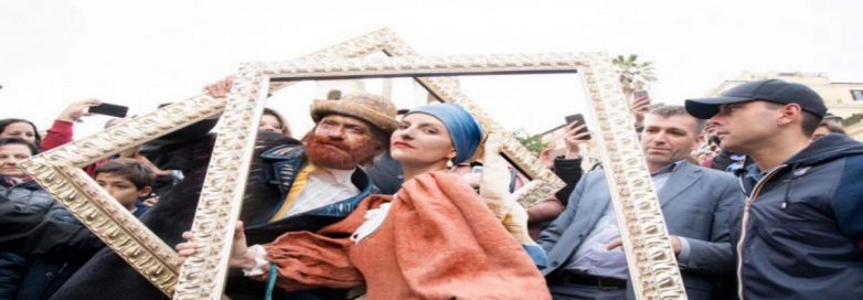 Laura Pausini e Biagio Antonacci diventano quadri a Piazza di Spagna