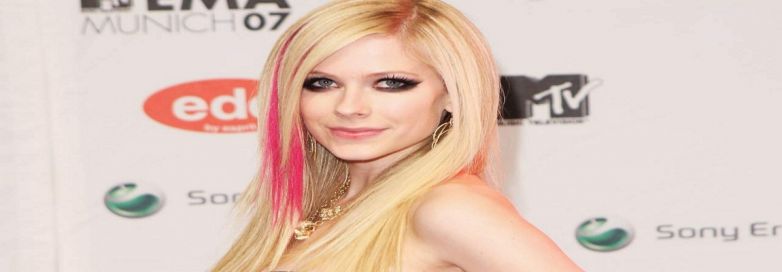 Avril Lavigne, 20 anni dopo «Let go»: il video social che ci fa sentire &quot;vecchi&quot;