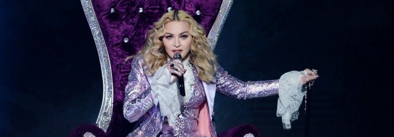 Madonna a una festa senza mascherine dopo aver ammesso di aver avuto il covid, piovono polemiche sui social