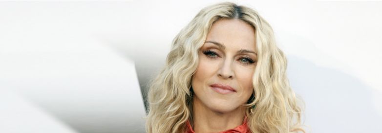 Madonna in lacrime: cade dal palco durante il concerto e finisce in ospedale. Fan in ansia