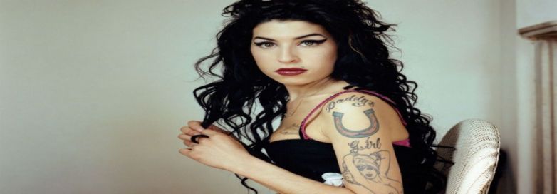 A 8 anni dalla morte di Amy Winehouse lʼex marito vuole parte del patrimonio della star